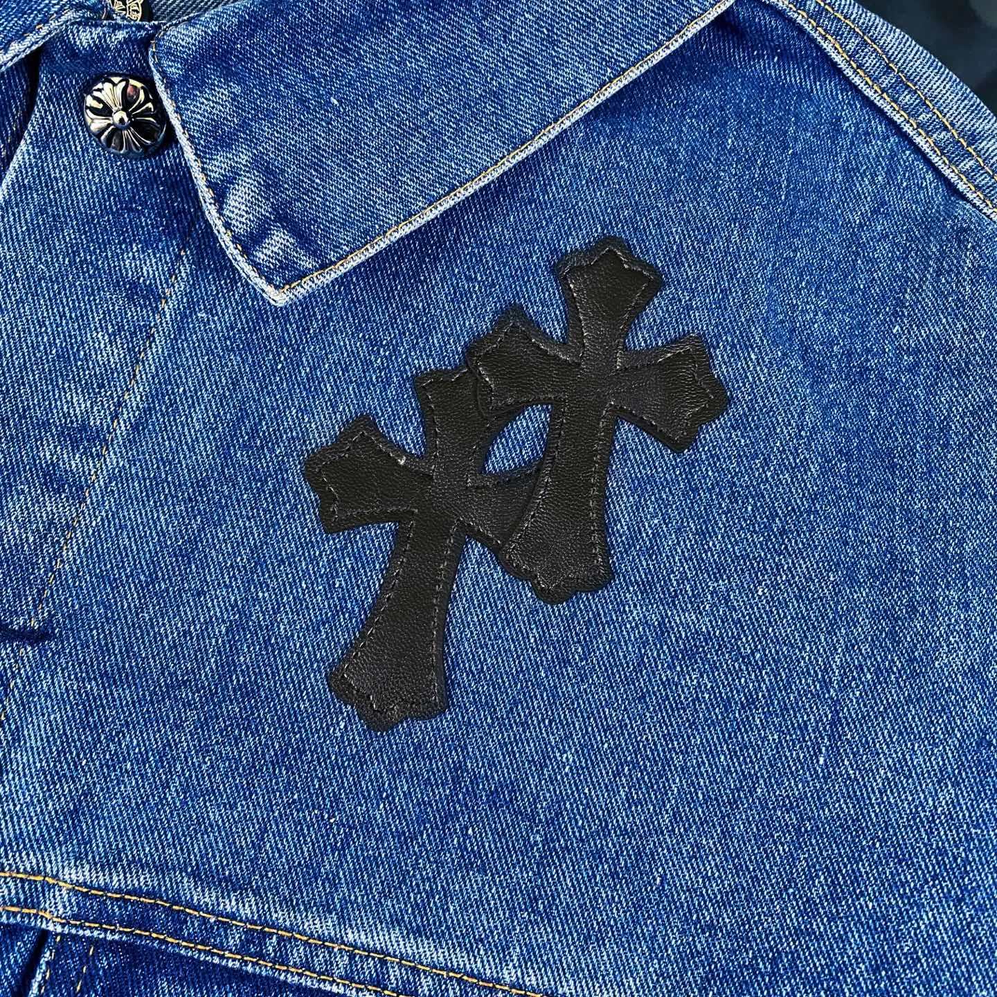 🅿️360 Chrome Hearts Chrome Hearts logo heavily embroidered leather classic couple style washed denim jacket. Super popular style is here. The best item for this weather is cool oversize style. The classic cross white logo is all over the whole dress, and the cross leather label on the back is the finishing touch. It is full of personality without being exaggerated. It is a perfect versatile style for spring and summer! It is made of 100% denim cotton fabric with heavy thread count and washed with water to ensure a stiff and tough shape while being comfortable and breathable against the skin. The high-density embroidery of Sanskrit letters is ultra-exquisite. The original molded custom buttons, large cross leather label, and Krossin silver details are all luxurious! Casual and loose fit, lazy and casual, the same style for men and women. It is very trendy to match it with sweatpants and wide-leg pants casually. The focus is on versatility. It can be used as a jacket in spring and autumn. It is amazing. Size: M–XL Color: Blue